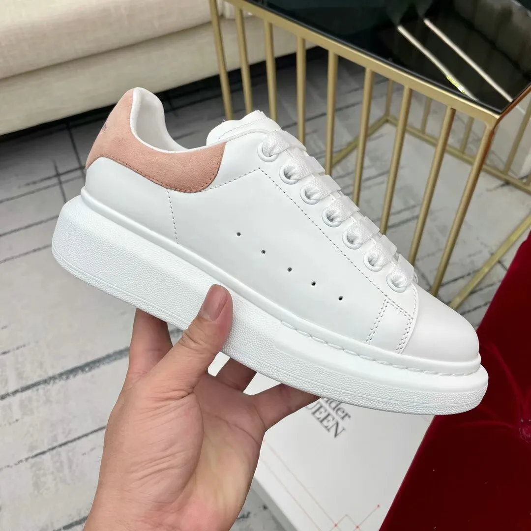 👟👟Ex-factory price 480👟👟 Alexander McQueen classic white shoes ※Original leather: A-grade imported full-grain! With particles! With fragrance! Genuine original cowhide fabric ※Inner leather material: Imported AAA grade mixed breed sheep lining! ※Leather material for foot pads: Imported AAA grade mixed-breed sheep foot pads! ※Exclusive outsole private model development! I👟👟Ex-factory price foam outsole, odorless, wear-resistant, elastic, and will never turn yellow! ※Each pair of shoes leaves the factory in strict accordance with the "five sizes in one" standard from packaging to shoes! ※The latest counter has a full set of packaging, whether you keep it for yourself or give it away, it is a quality choice! The aircraft box packaging needs to be clearly marked! ※The best classic color matching for counter models + and the number continues to increase! ※Women's clothing 35-39 ※Women's sizes 34 and 40 are custom-made and are non-returnable and non-exchangeable! ※Female sizes can be customized in half sizes, no refunds or exchanges! 36.5#, 37.5#, 38.5# ※Men's clothing 40-44 ※Men's sizes 39 and 45 are non-refundable. ※Support the same style and color to change to similar sizes!